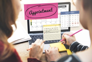 Bilgisayarla okuyan insanlar