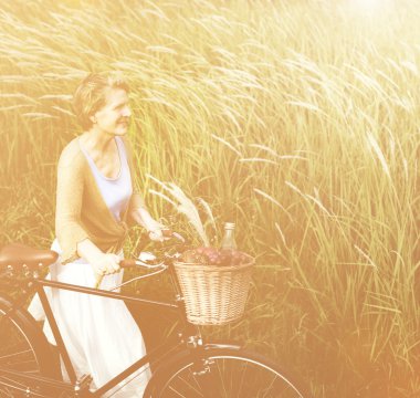 Bisiklet ile üst düzey kadın 