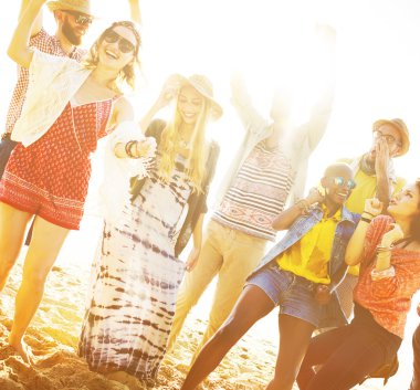 Sahilde birlikte vakit arkadaşlar