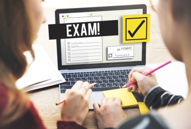 Bilgisayarla okuyan insanlar