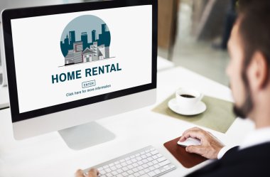 Bilgisayar ile ofiste çalışan adam