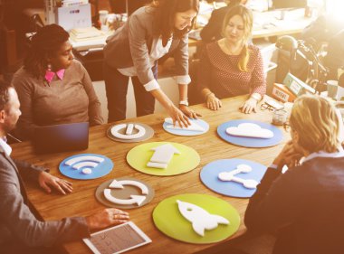 Ofiste çalışan iş adamları