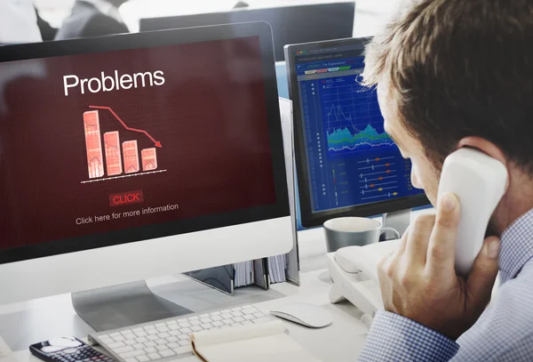 Affärsman som arbetar på datorn med problem — Stockfoto