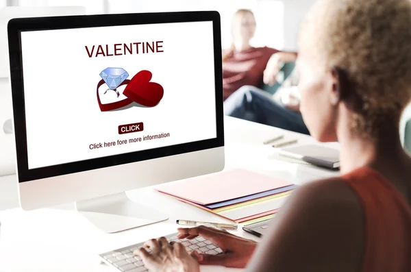 Empresária trabalhando no computador com valentine — Fotografia de Stock