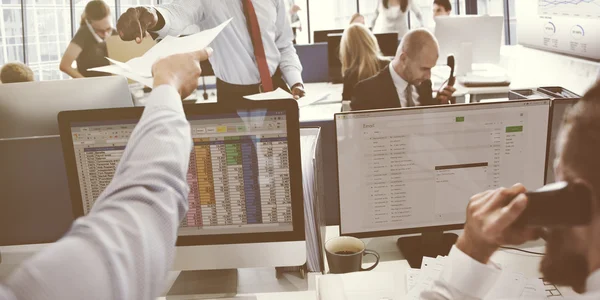 Les gens d'affaires travaillant dans le bureau — Photo