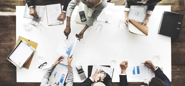 Gente de negocios analizando — Foto de Stock