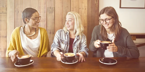 女性朋友享受咖啡 — 图库照片