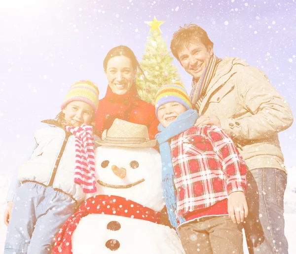 Bella famiglia che celebra il Natale — Foto Stock