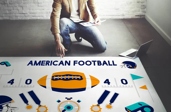 Zakenman werken met Amerikaans voetbal — Stockfoto