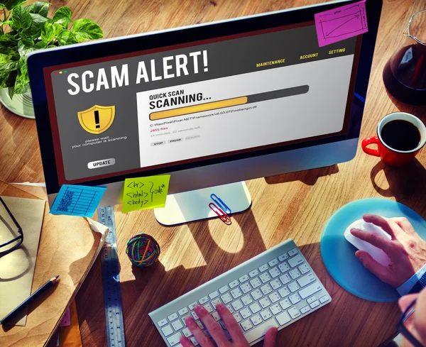 Бізнесмен, використовуючи комп'ютер з Scam Alert концепції — стокове фото