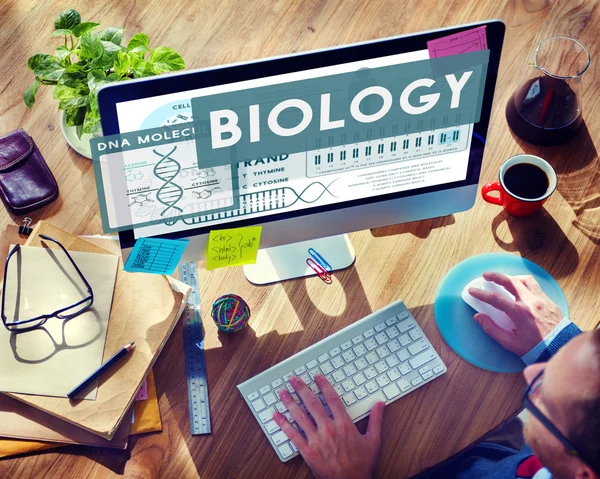 Zakenman die werken op de Computer met biologie informatie — Stockfoto