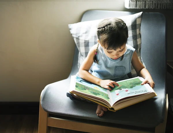 Menina leitura livro — Fotografia de Stock