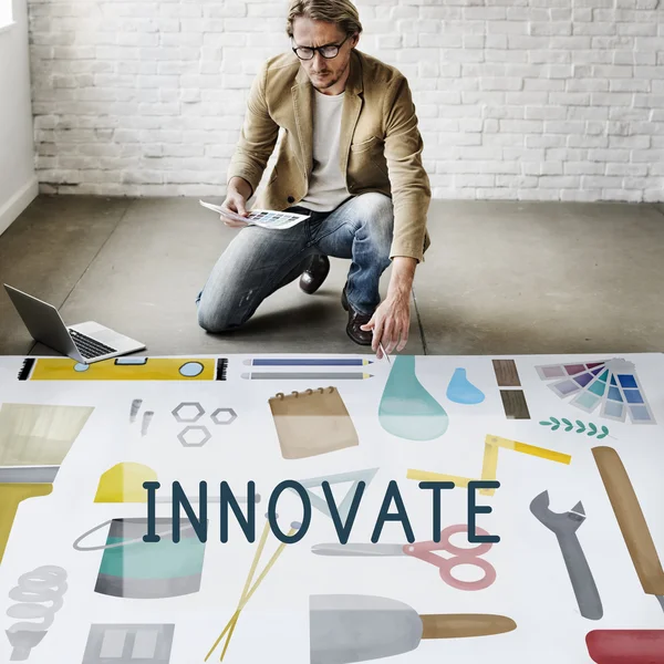 Affärsman som arbetar med innovation — Stockfoto