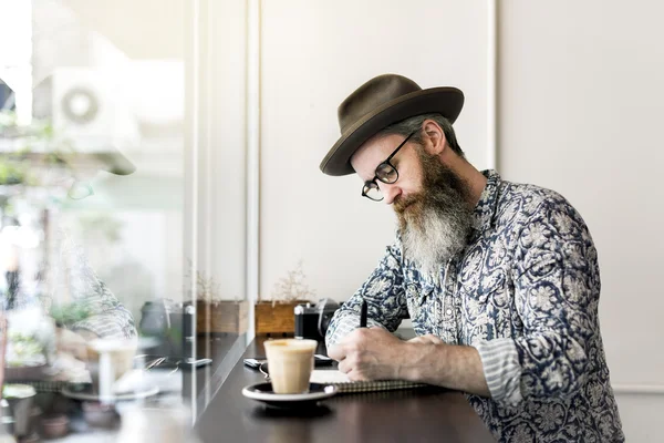 Человек с бородой пьет кофе — стоковое фото