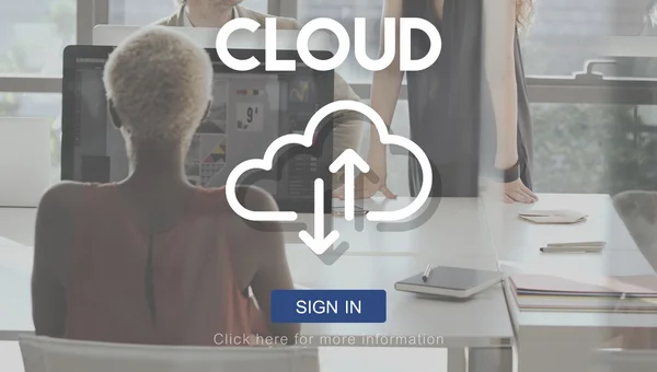 Бизнесвумен, работающая за компьютером и облаком — стоковое фото