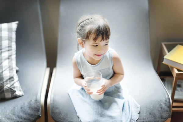 Chica bebiendo leche — Foto de Stock