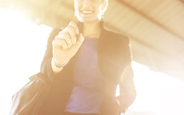 Geschäftsfrau mit Stift in der Hand — Stockfoto