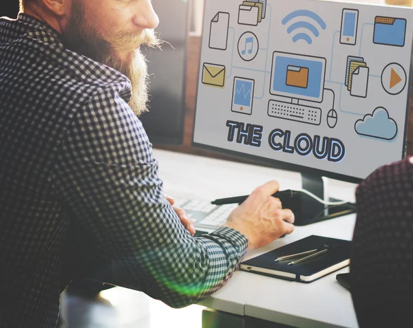 Biznesmen, pracując na komputerze z chmury — Zdjęcie stockowe