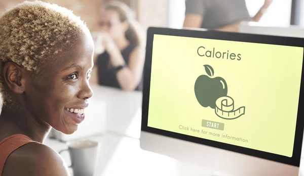 Бізнес-леді, що працює на комп'ютері з калоріями — стокове фото