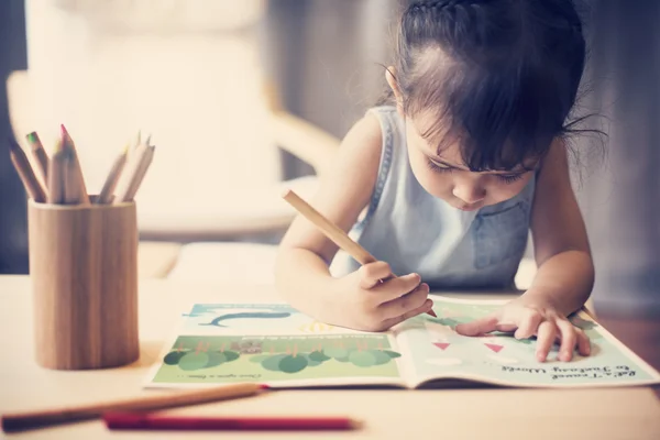 Meisje op kleurboek schilderij — Stockfoto