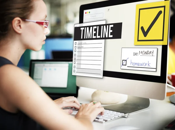 タイムラインを使用してコンピューターに取り組んで実業家 — ストック写真
