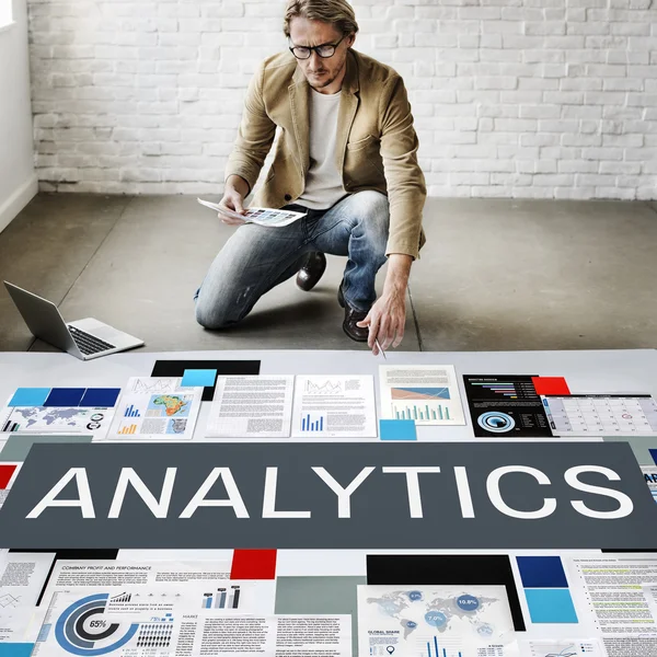 Homme d'affaires travaillant avec Analytics — Photo