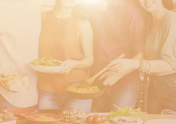 Retrato de mulher feliz com comida — Fotografia de Stock