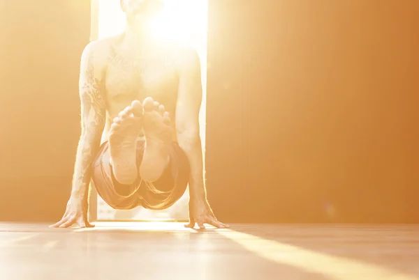 Uomo che fa pratica di Yoga — Foto Stock