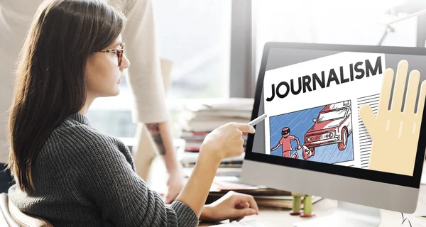 Femme montrant sur moniteur avec le journalisme — Photo