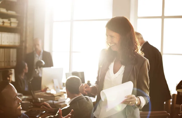 Geschäftsleute im Büro — Stockfoto