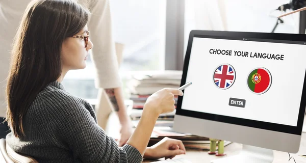 Mujer mostrando en monitor con banderas — Foto de Stock