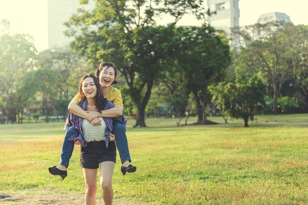 Mãe e filha felizes — Fotografia de Stock