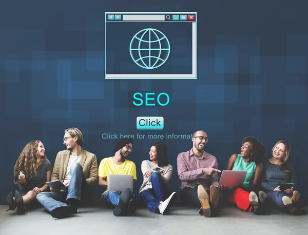 Diversity friends near wall with seo — Stock Photo, Image