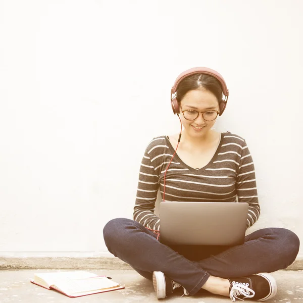 Mädchen arbeitet mit Computer — Stockfoto