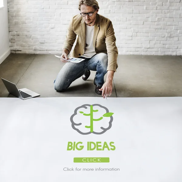 Uomo d'affari che lavora con Big Ideas — Foto Stock