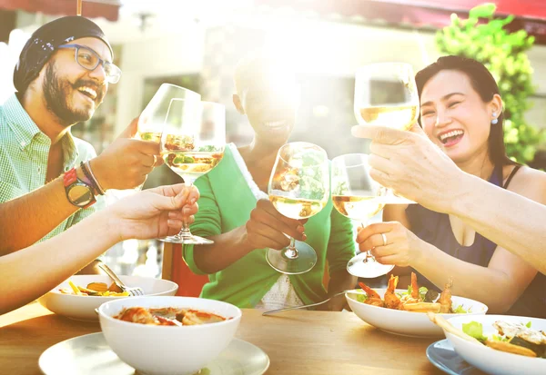 Glückliche Freunde zusammen — Stockfoto