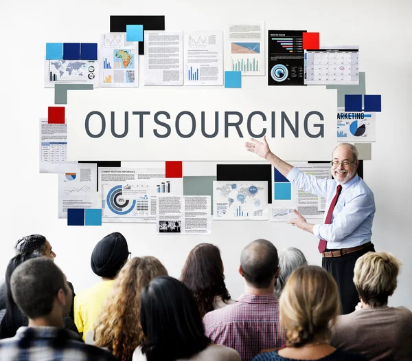 Människor på seminarium med outsourcing — Stockfoto