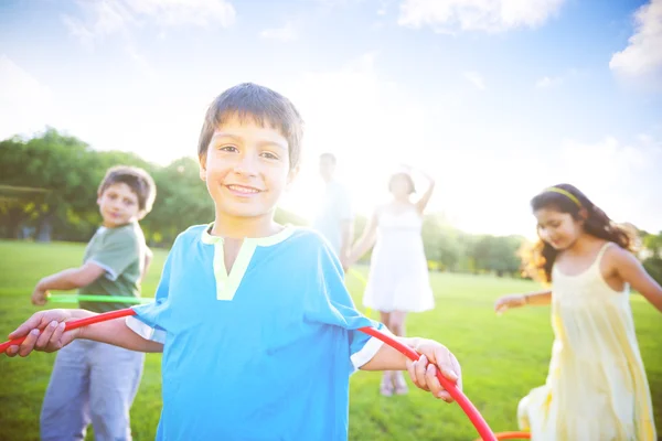 Familia haciendo ejercicio con hula hoops — Foto de Stock