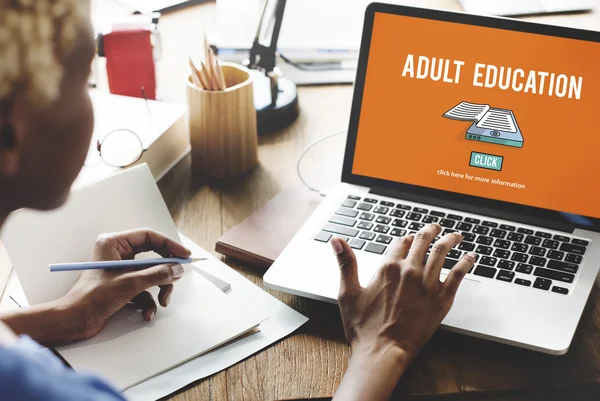 Mujer trabajando en laptop con educación de adultos — Foto de Stock