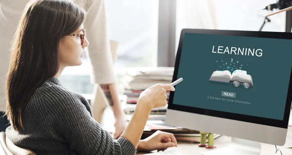 Vrouw weergegeven op de monitor met leren — Stockfoto