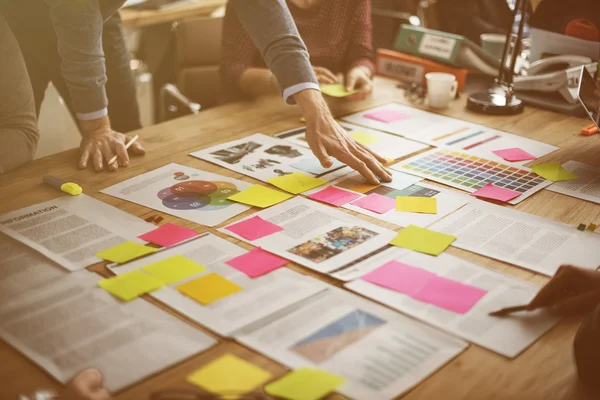 İş adamları birlikte çalışıyor.