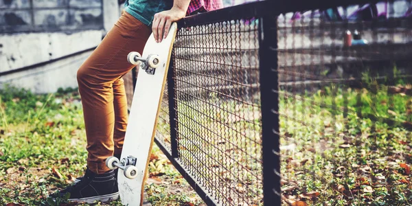 Άντρας που κρατά skateboard — Φωτογραφία Αρχείου