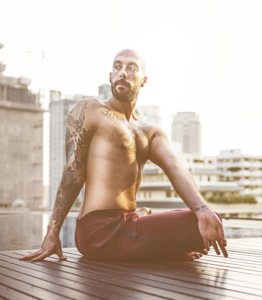 Hombre haciendo práctica de yoga —  Fotos de Stock