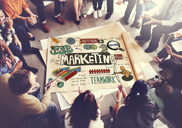 Persone su poster con marketing — Foto Stock