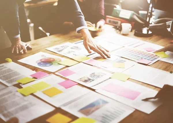 Ofiste çalışan iş adamları