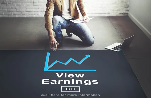 Businessman working with View Earning — Stock Photo, Image