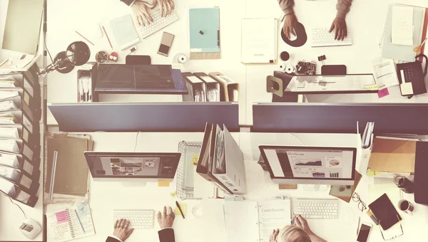 Equipe de negócios trabalhando em computadores — Fotografia de Stock