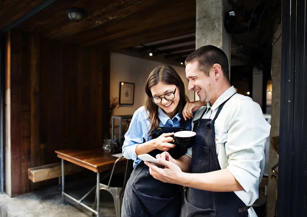 Kahve dükkanında konuşurken ortakları 