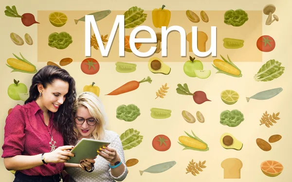 Kızlar, dizüstü bilgisayar kullanarak kavramı arama