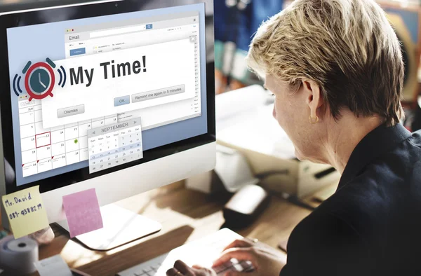 Bilgisayarda çalışan iş kadını